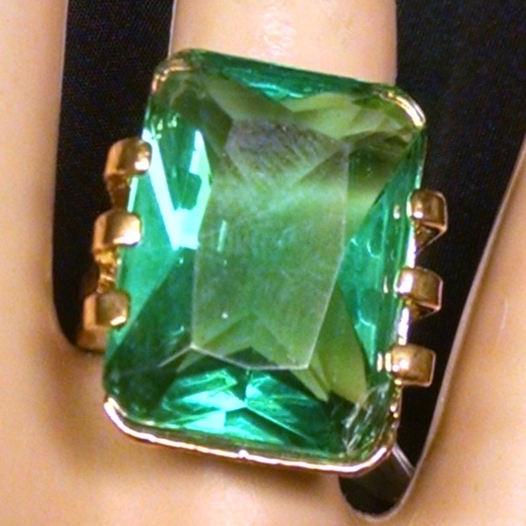 Elegant Emerald Green Color Solitaire Sexy Ring